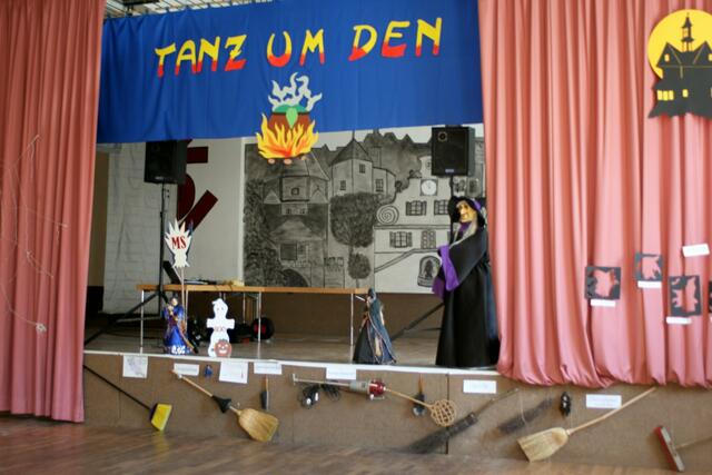 unterhalb der Bühne die "Fluggeräteshow"
