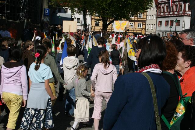 Viele Zuschauer folgten den Kindern auf den Marktplatz.