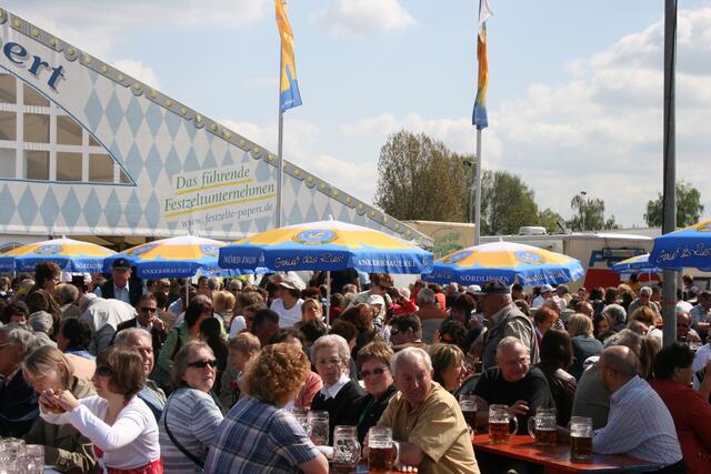Festliches Wetter für ein Bier unter freiem Himmel.