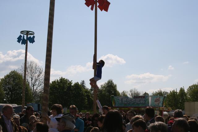 Das Stabenklettern gehört traditionell zum Stabenfest dazu.