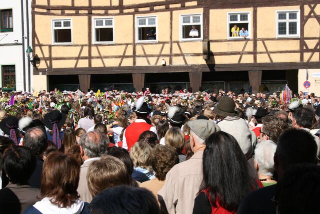 Auf dem Marktplatz sammelte man sich.