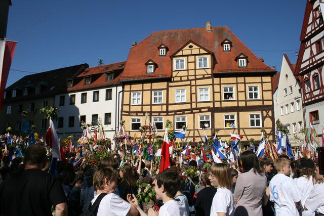Am Marktplatz wurden die Kinder gehuldigt.