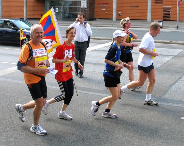 Flagge zeigen: Diese Läufer erinnern an die Situation in Tibet.