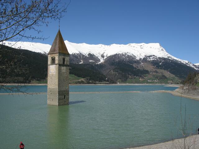 Reschensee mit dem bekannten Kirchturm in Graun