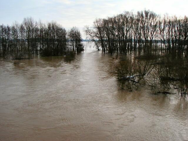 Januar 2003: Kein Land in Sicht, Garbsener Landstraße L 390 von Seelze nach Garbsen ist überflutet.