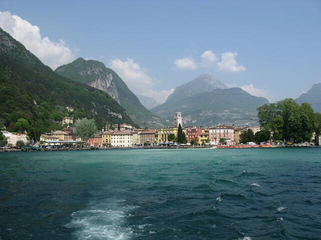 Blick auf Riva vom Garda See aus