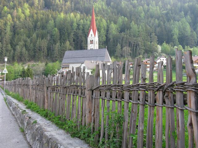 gepflochteter Zaun mit Kirche in Sigmund