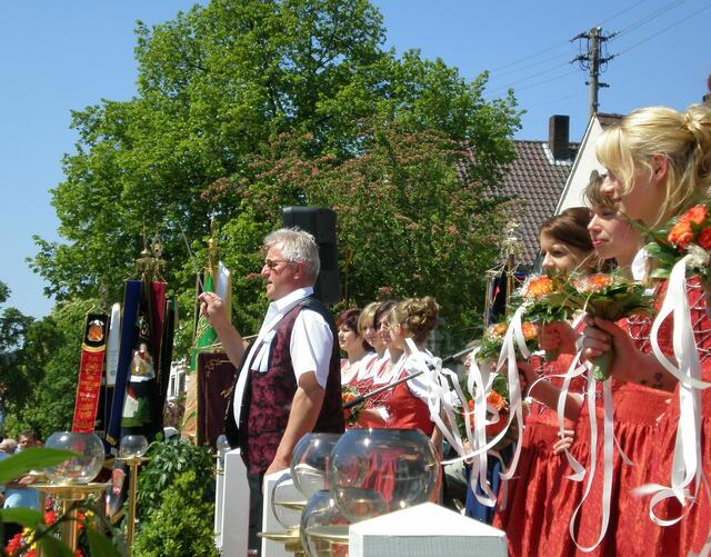 Dirigent mit Festdamen