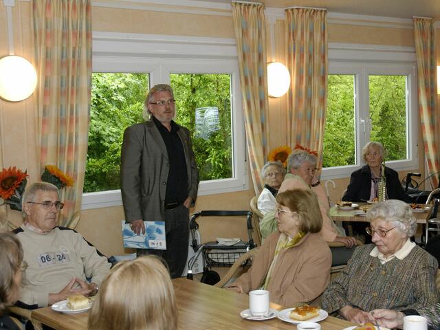 Udo Hetmeier informiert im Gartenhaus