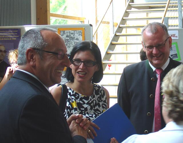 Monsignore Weiß (links) im Gespräch mit Ehepaar Schantin