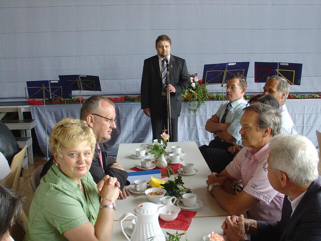 Pfarrer Gössl begrüßt die Gäste