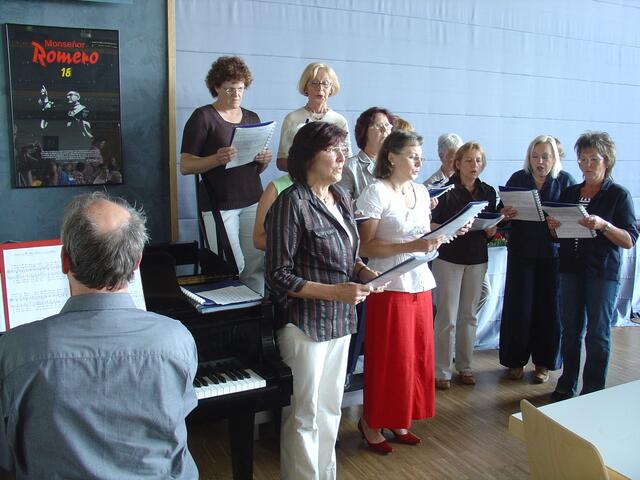 der Singkreis singt und ....