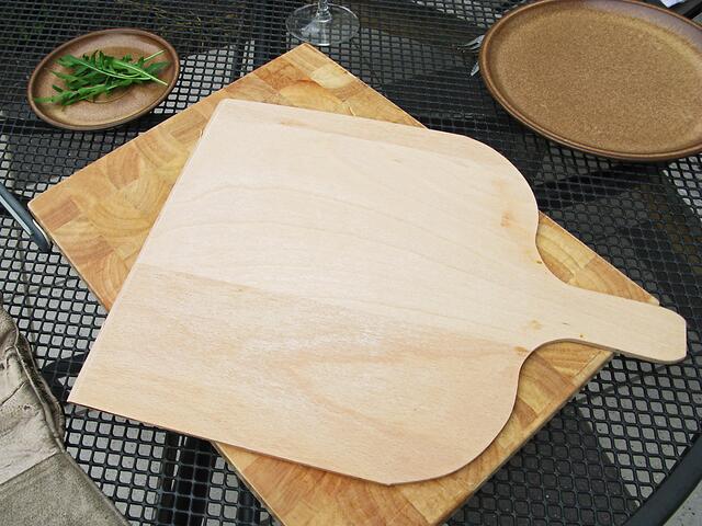 Ein Pizzaschieber aus Holz