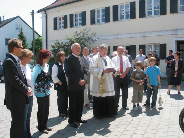 Pfarrer Vladimir Buckovic spendete dem Lauterbacher Dorfladen den kirchlichen Segen. Hier sind  Rainer Utz (Lebensmittel-Großhandel Utz), Vizebürgermeister Christian Knapp, Bürgermeister Norbert Beutmüller und Hauptinitiator Hans Kaltner zu erkennen