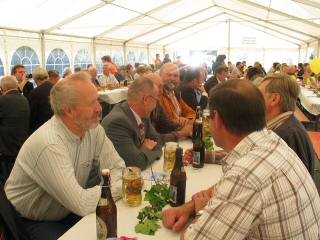 Sehr gut besucht war die Eröffnungsfeier des neuen Dorfladens in Lauterbach. Im Vordergrund der Tisch mit einem Teil des Gemeinderates.
