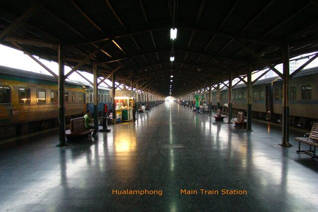Blick auf zwei Bahnsteige
