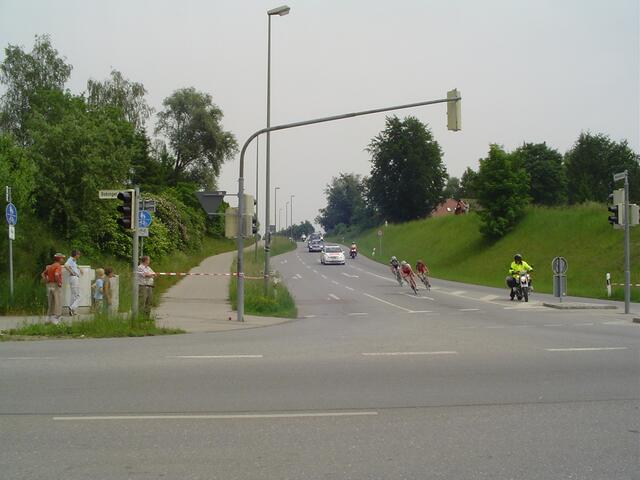 Die Dreierspitze biegt ein