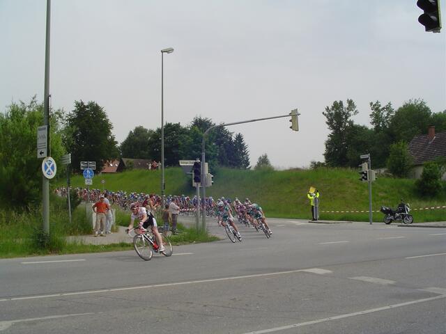 Das Hauptfeld, dicht gedrängt, rauscht heran