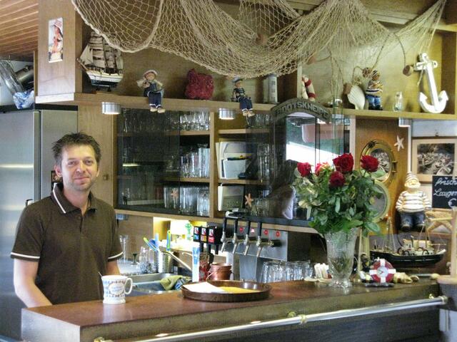 Herr Balogh an der Theke