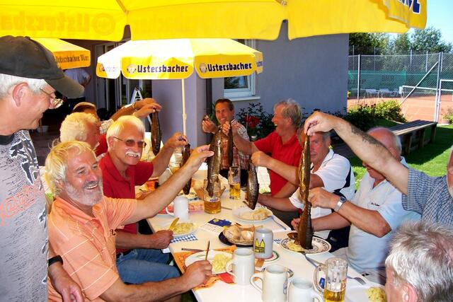 Hartl in der Mitte hinten beim  Lachs-Forellen-Essen