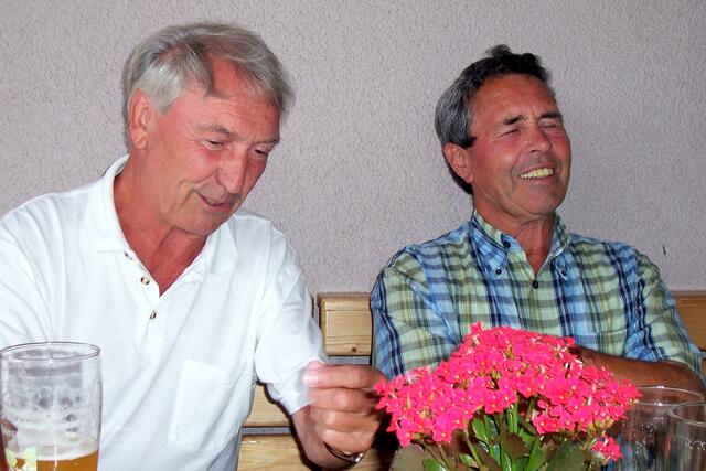 Seppi mit Hartl - beide im 73. Lebensjahr -  bei einem " wichtigen Tennisgespräch " !