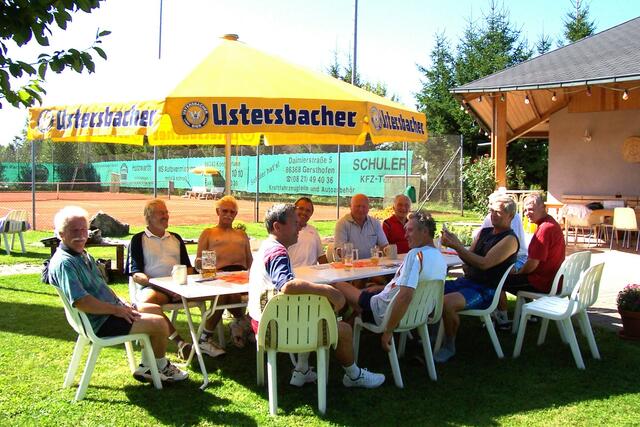 Hartl ( 4. v. li. ) - nach dem Tennis-Spiel