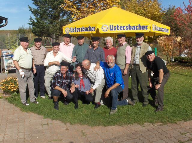 Hartl ( 5. v. li. ) mit den Mützen vom Lützelburger Shanty-Chor