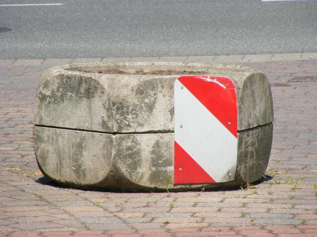 Ein Blumenkübel 100 m vom Rathaus entfernt!