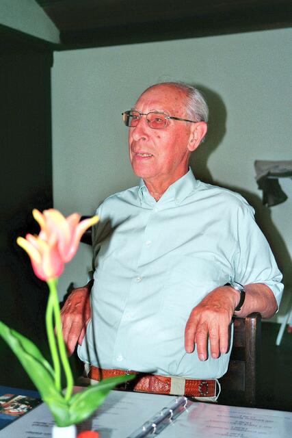 Werner Mödelein führt noch heute ( mit 75 ) die Wandergruppen in der Volkshochschule an.