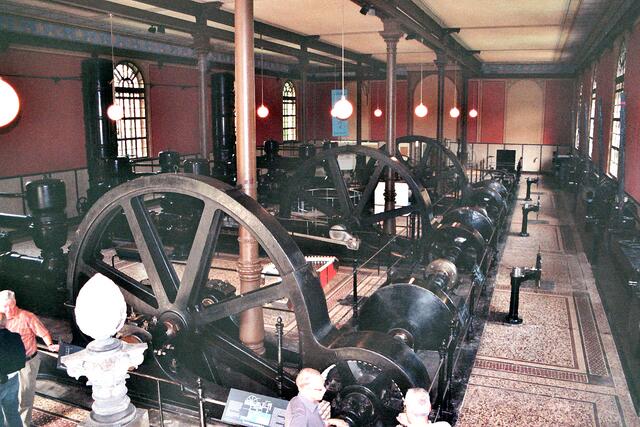 Jedes der drei Zahnräder bewegt eine Pumpe - gebaut von der MAN Augsburg im Jahre 1879