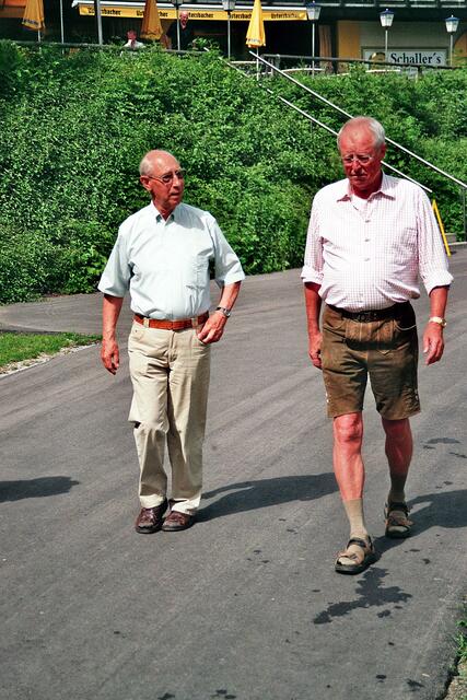 Werner mit Schüler Franz-Xaver Both auf dem Weg zum Wasserwerk
