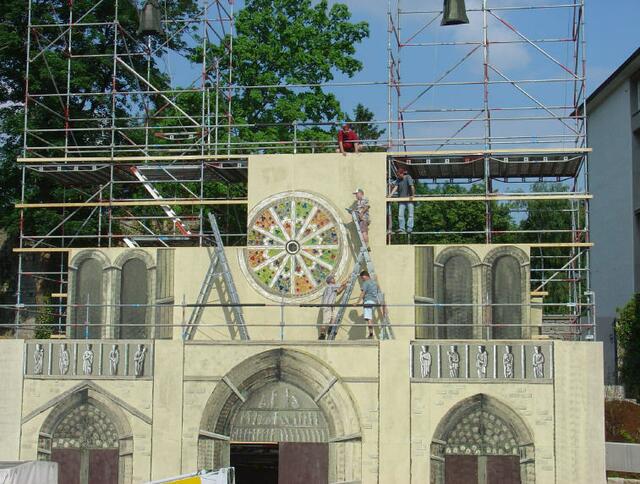Gerade wird die markante Rosette der Kathedrale zusammengefügt.
