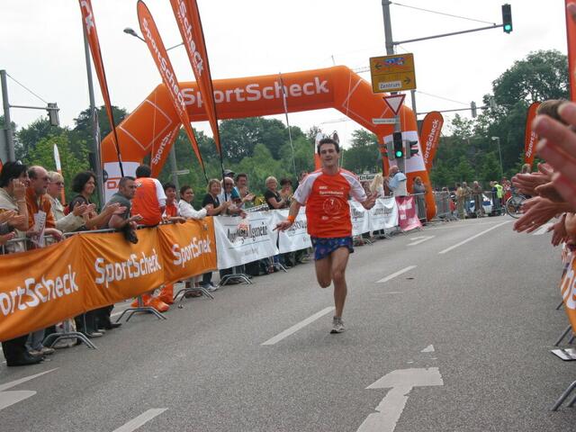 Der erste landete im Ziel bei einer Zeit von 1:15:23