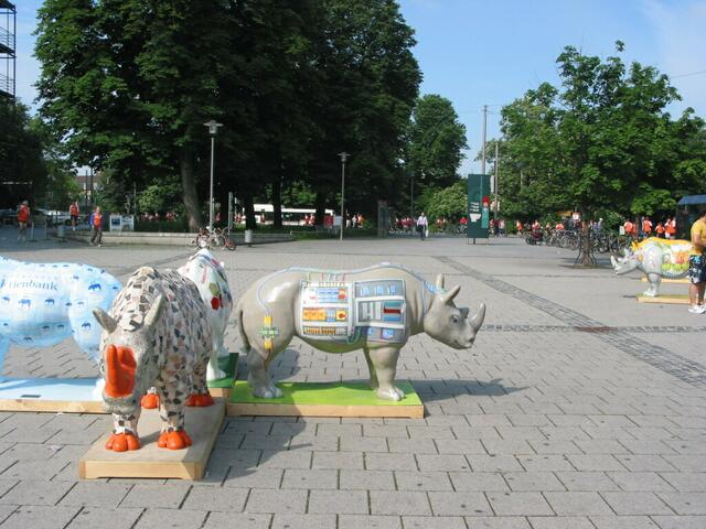 Im Vordergrund des Stadlauf die Augsburger Rhinoparade