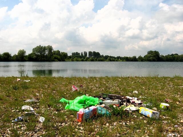 Was übrig bleibt nach einer heftigen nächtlichen Party. Doch wer räumt den Dreck weg?