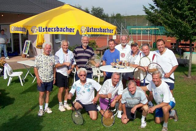 Hartl mit blauem Hemd beim Oldi-Spaßturnier 2006