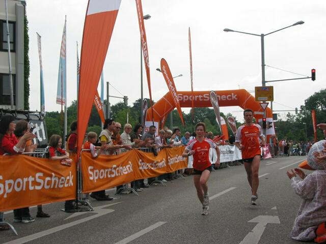 Die erste Dame im Ziel bei 1:30:55