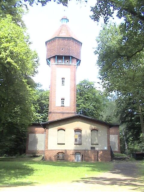 Wasserturm, es brüten Turmfalken darin