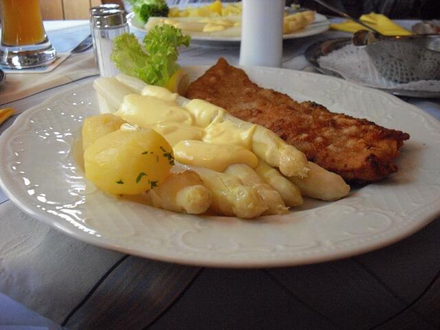 Kartoffeln, Spargel mit Soße und Schnitzel