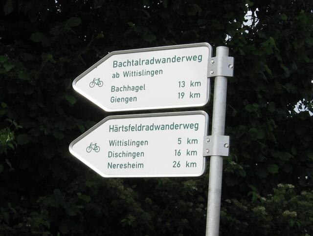 Wegweiser Bachtalradwanderweg Härtsfeldradwanderweg bei Donaualtheim
