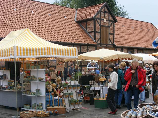 Marktstände, im Hintergrund die Museums-Remise