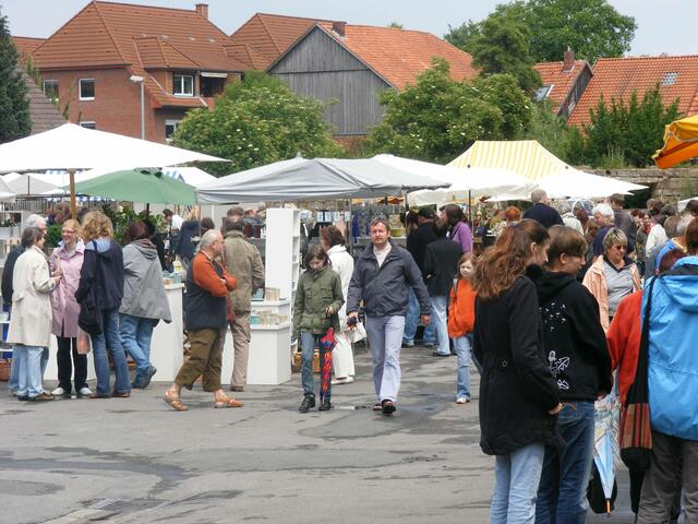 Viele Besucher bevölkern den Töpfermarkt bereits am Samstag