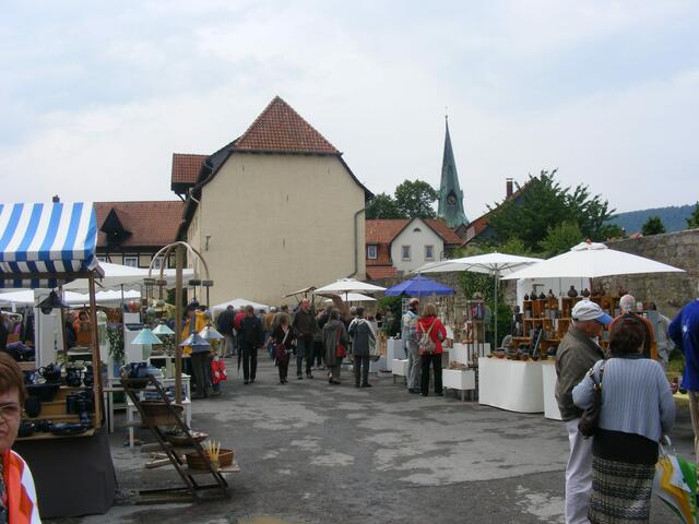 Ansicht auf die Museums-Ostseite, rechts der Kirchturm der St.Andreas Kirche