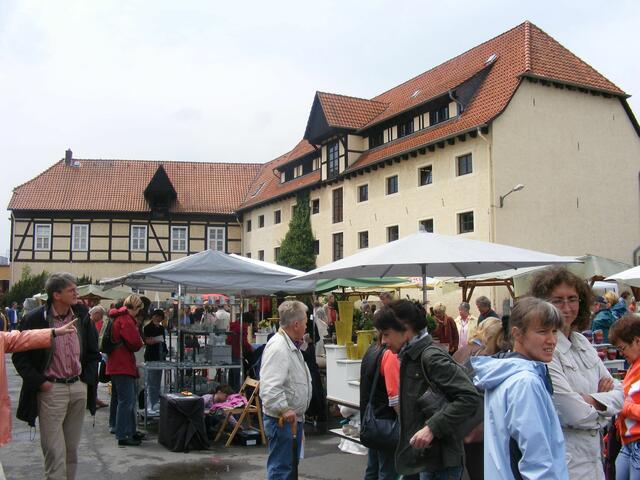 Blick über die Marktstände auf das Museum