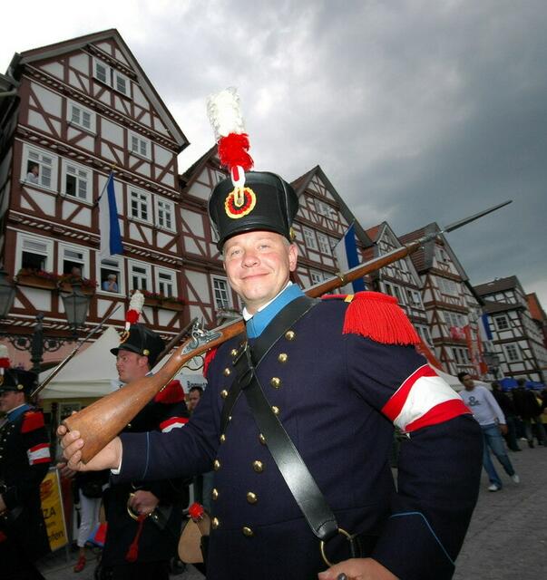 Auch vor Homberger Fachwerkkulisse macht ein Kirchhainer Bürgergardist eine gute Figur.