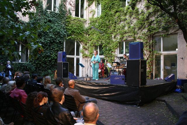 Noch früh am Abend im Innenhof der Hochschule für Musik.