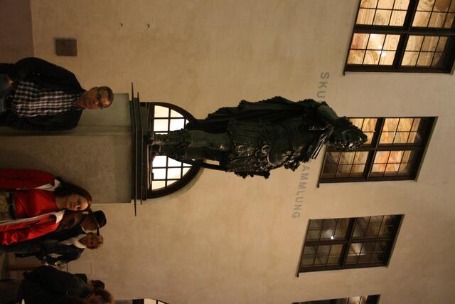 Schön: die original Brunnenfigur im Maximilianmuseum.