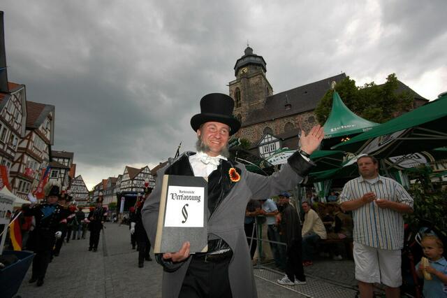 Der Marburger Professor Sylvester Jordan (Harald Pausch) war maßgeblich an der kurhessischen Verfassung von 1831 beteiligt. Er durfte auf dem Fest der Hessen selbstverständlich nicht fehlen.