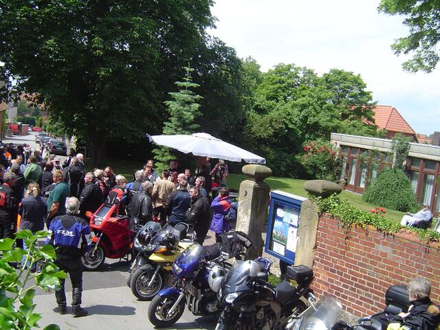 ... trafen sich am Sonntag viele Biker.