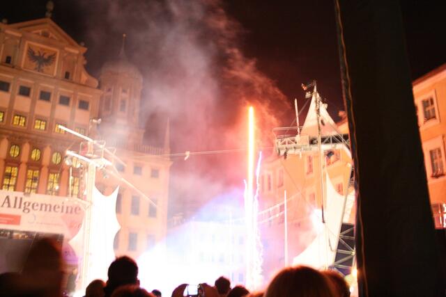 Feuerwerk zum Spektakel der Artisten.